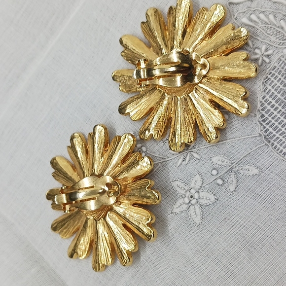 Gold-Tone Enamel & Rhinestone Clipback Flower or Daisy Earrings (NWOT) - Picture 5 of 5